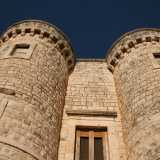 Le massicce torri viste da vicino